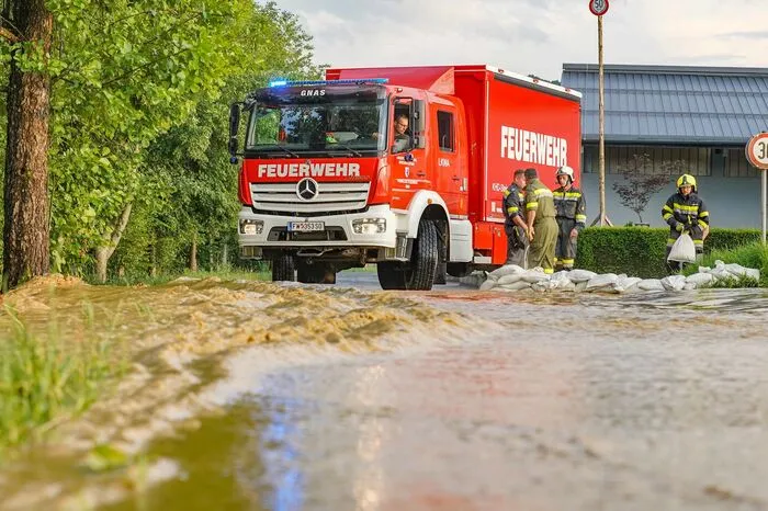 Mit Sandsäcken schafften die Florianis Barrieren, um weitere Überflutungen zu vermeiden