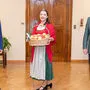 Hanna I. schaute mit frischer Kost bei Landeshauptmann-Stellvertreter Anton Lang (li.) und Landeshauptmann Hermann Schützenhöfer (re.) in der Grazer Burg vorbei