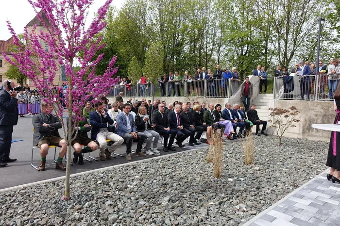 Auf dem Platz vor der renovierten Schule versammelten sich die Gäste