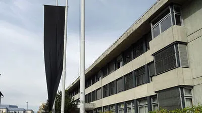 An der Schule der Verstorbene wurde die schwarze Fahne gehisst 