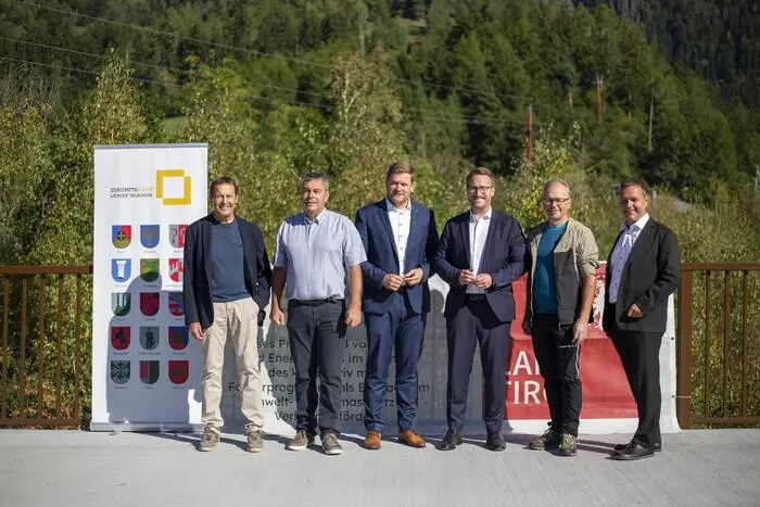 Von links nach rechts: Harald Haider (Obmann Radwegverein Osttirol), Andreas Pfurner (Bürgermeister Nußdorf-Debant), Markus Stotter, Philip Wohlgemuth, Martin Mayerl (Bürgermeister Dölsach) und Johannes Nemmert, Leiter des Baubezirksamtes