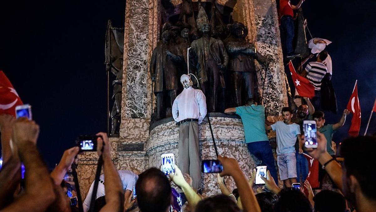 Erdogan-Anhänger wollen den Prediger Fethullah Gülen hängen sehen