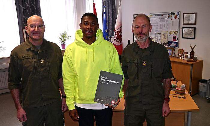 Alaba bei der Stellung mit Oberst des Generalstabes, Ingo Gstrein (li) und Stellungskommission Tirol, Oberst Stefan Gantschnigg (re) 