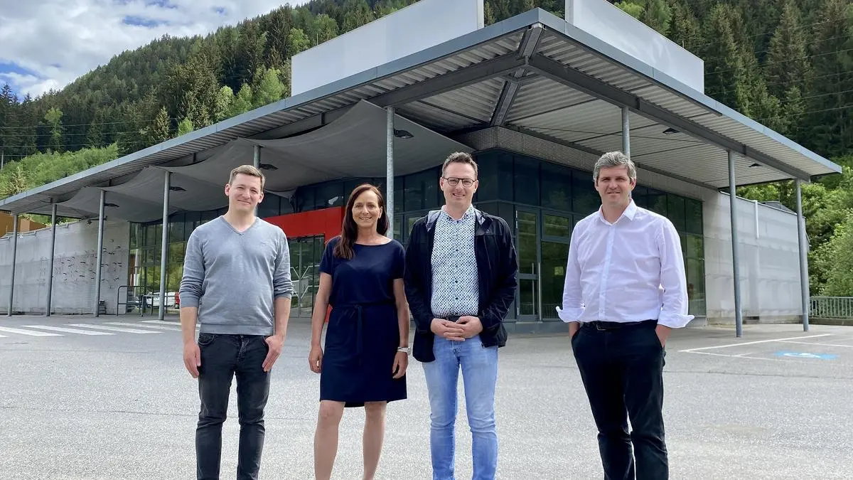 Armin Egger, Melanie Golob, Bürgermeister Michael Maier und Landschaftsarchitekt Andreas Winkler vor dem zukünftigen Einsatzzentrum in Radenthein