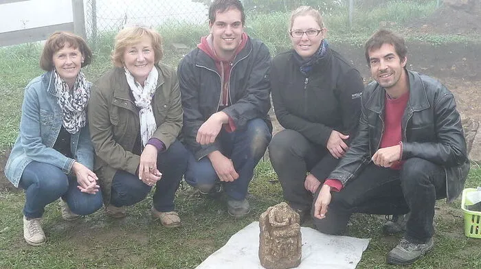 Sensationeller Fund: Veronika Schwar, Gertrude Pölzl und die Archäologen Helmut Vrabec, Sandra Pichler und Bernhard Schrettle