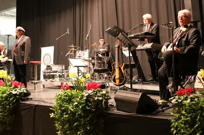 An die 500 Fans der „Roletts“ (Dieter Themel, Bernhard Zitter, Reinhard Schmied, Reinfried Bein, Manfred Hinteregger) waren am Freitagabend auf Einladung des Rotary Clubs St. Veit in die Herzogstadt gepilgert. 