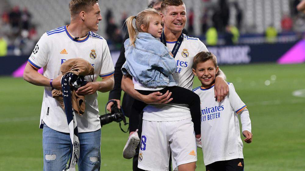 Toni Kroos mit seinen Kindern und Bruder Felix