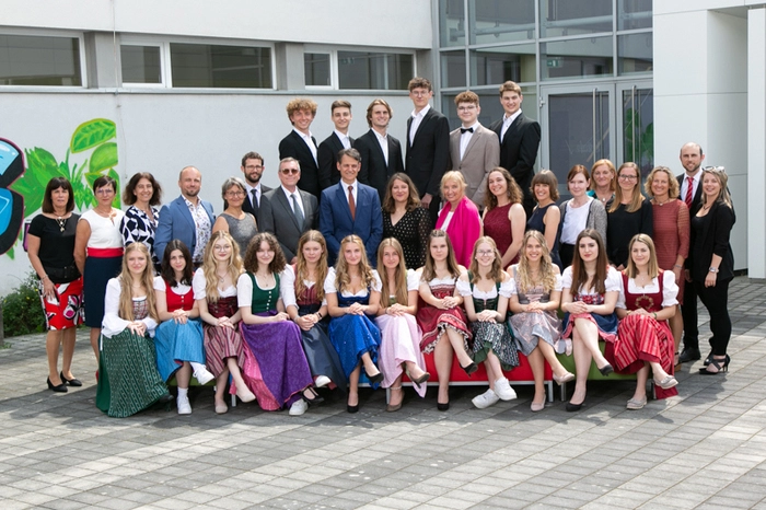 Die Klasse 8aw des B(R)G Leibnitz: Ausgezeichneter Erfolg: Clemens Gschiel, Christina Jauschnegg, Maria Elisabeth Labudik, David Maurer, Elias Posch, Felix Rauch, Theresa Sackl-Gutruf, und Leonie Sophie Wagner. Guter Erfolg: Moritz Hermann. Bestanden: Marielene Droschl, Emma Fröhlich, Hannah Gsell, Christina Stefanie Hofer, Katharina Lamprecht, Lara-Elisa Prasser und Josephine Tscherko.