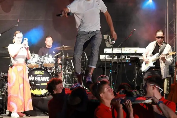 Die Band aus der Steiermark brachte den Platz zum Kochen – und Sänger Egon ließ sich auf einem Surfbrett über die Menge tragen, während er sang.