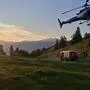 Hubschrauber und Feuerwehren im Einsatz bei einem Waldbrand
