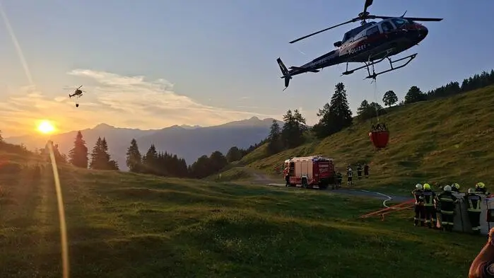 Hubschrauber und Feuerwehren im Einsatz bei einem Waldbrand