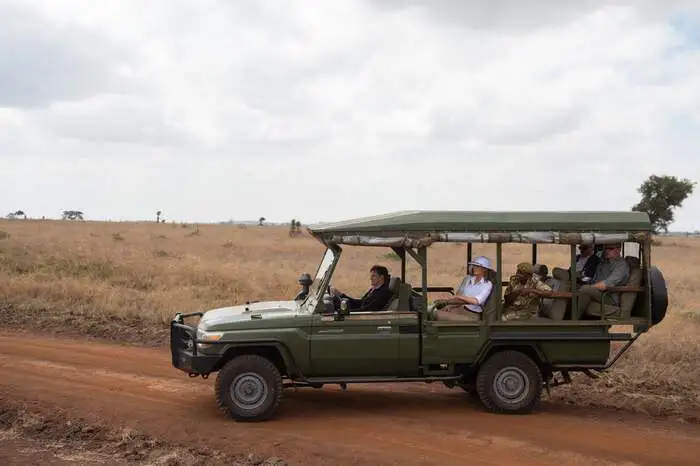 Die Teilnehmer der Safari üben sich in absoluter Stille.