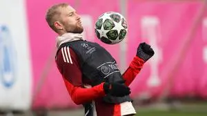 Fussball, Herren, Saison 2024/2025, FC Bayern München, Abschlusstraining, Training, Champions League Konrad Laimer FC Bayern München nimmt einen Ball mit der Brust an *** Football, Men, Season 2024 2025, FC Bayern Munich, Final training, Training, Champions League Konrad Laimer FC Bayern Munich takes a ball with his chest