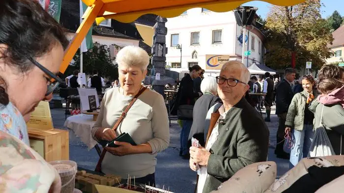 Im Rahmen des Projektes „Für Bienen und Land – Hand in Hand“ organisierten die Mitglieder der Landjugend Ligist-Krottendorf unter Obmann Philipp Fraißler und Leiterin Melanie Wibner einen Bauernmarkt am Marktplatz in Ligist. 