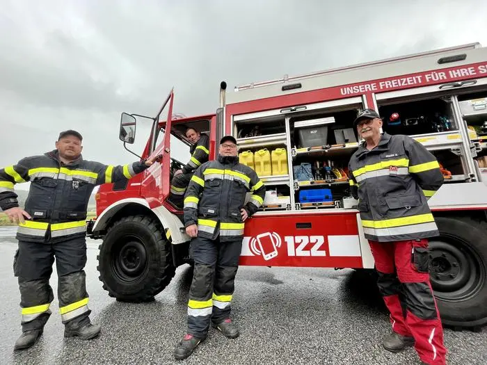 Freiwillige Feuerwehr Bad Waltersdorf renovierte, restaurierte selbst Unimog, Unimog, Einsatz, Mannschaft, Eigenregie, Kommandant Christian Neuhold, Josef Pferschy, Christian Höfler, Karl Hörzer, Autobahn, Brand, Unfall, HLF 4, RLFA-2000