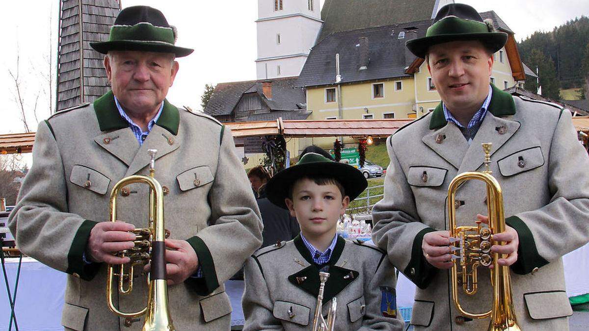 Mitglieder der Ortsmusikkapelle Hirschegg im traditionellen Loden