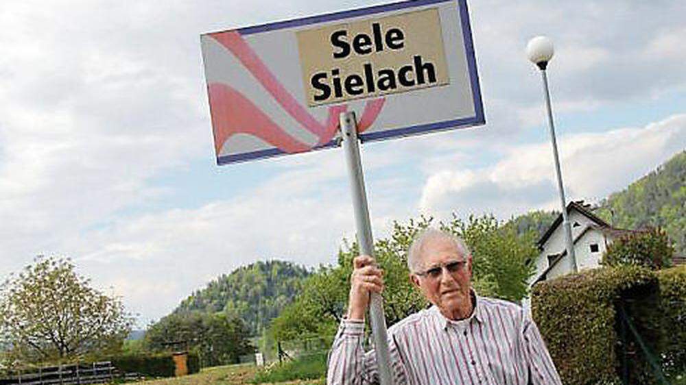 Franz Kukovica, Bewohner von Sielach, mit seiner Ortsbezeichnungstafel