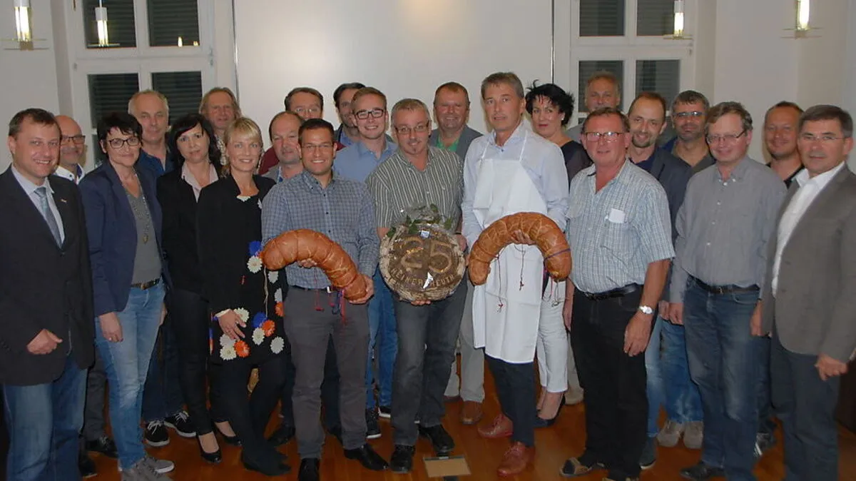 Die Fehringer Gemeinderäte mit Jubiläumswurst und -brot der deutschen Freunde