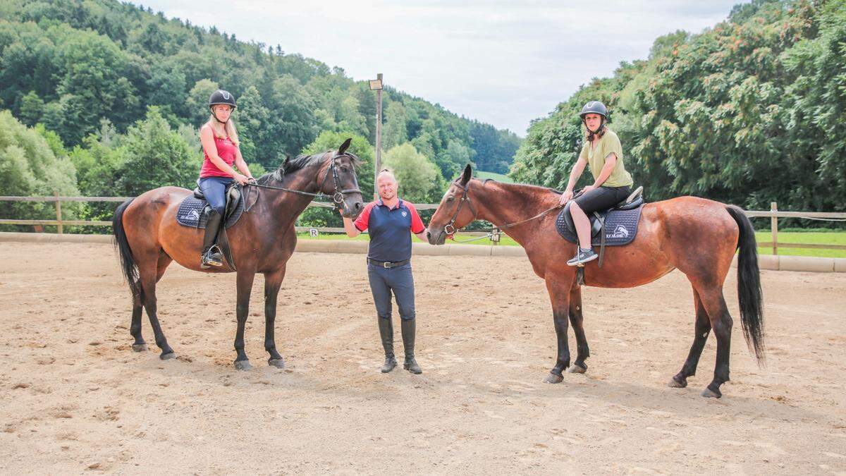 Jetzt geht's ans Eingemachte: Die Hofdamen werden am Pferdehof aktiv