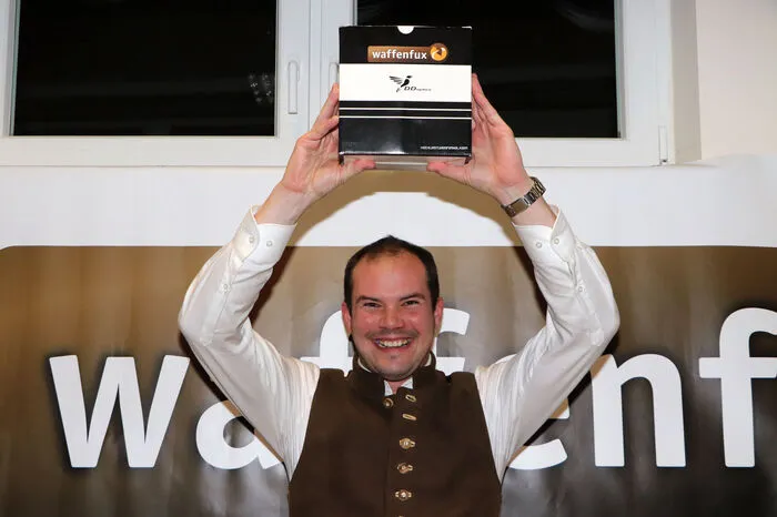 Thomas Kamp von seiner Firma Waffenfux mit seinem Hauptpreis einem Fernglas im Wert von ca. 600,00 Euro.