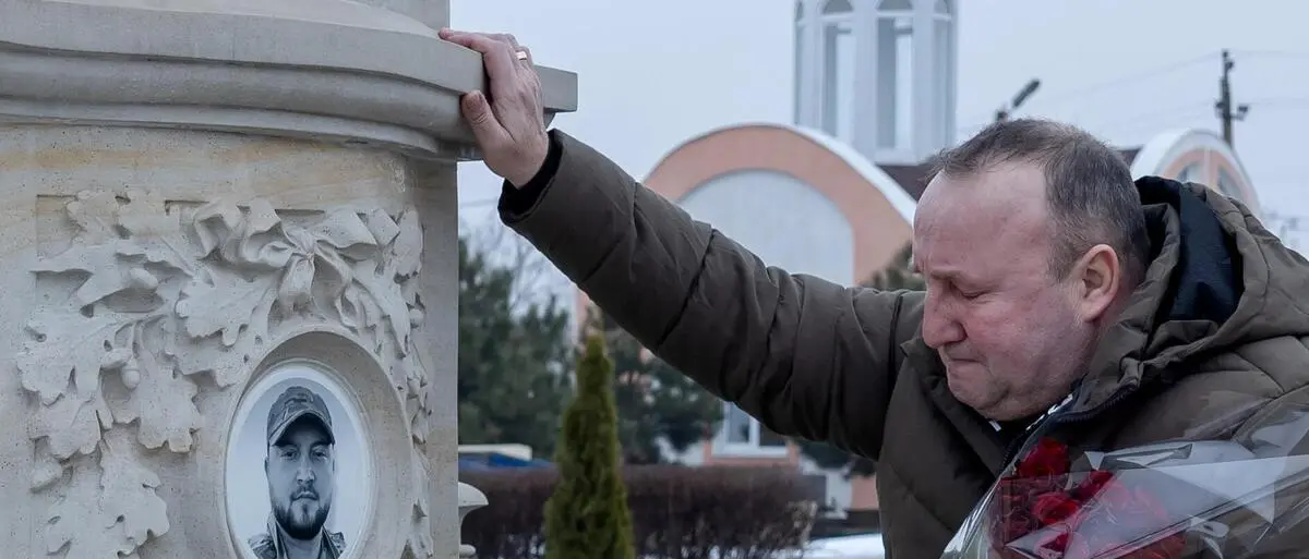 Ein Vater, der in Odessa um seinen gefallenen Sohn trauert (Photo by Oleksandr GIMANOV / AFP)