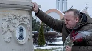 Ein Vater, der in Odessa um seinen gefallenen Sohn trauert (Photo by Oleksandr GIMANOV / AFP)