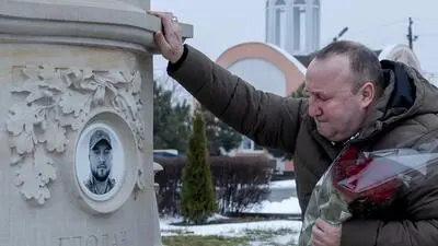 Ein Vater, der in Odessa um seinen gefallenen Sohn trauert (Photo by Oleksandr GIMANOV / AFP)