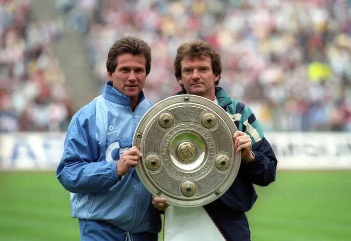 Fußball, FC Bayern München, Deutscher Meister 1989 Der FC Bayern München ist deutscher Meister 1989/1990, Trainer Jupp Heynckes und Co Trainer Egon Coordes mit der Meisterschale