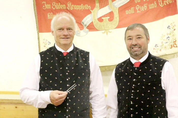 Neben dem Veranstalter (Leitung: Herbert Eberhart, am Foto  links mit Obmann Edwin Obmann) wirkten am Samstagnachmittag weiters die Bruderschaft der Bässe zur Heiligen Walburga (BBHLW) und der Singkreis Frauenstein mit. 