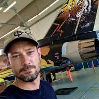 Christian Erhart vor einem seiner Werke: Mit diesem Eurofighter gewann er in der Kategorie „Best Painted Aircraft“