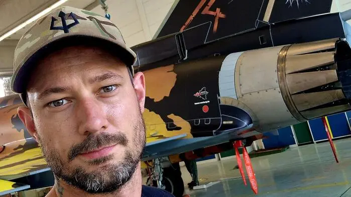 Christian Erhart vor einem seiner Werke: Mit diesem Eurofighter gewann er in der Kategorie „Best Painted Aircraft“
