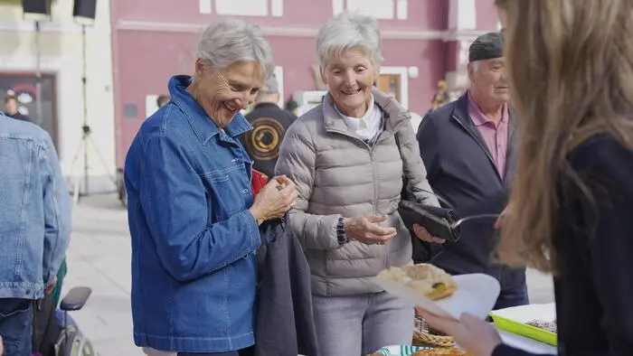 Strudelteig will gezogen werden – am Samstag zog er vor allem zahlreiche Genießer in die Kapfenberger Innenstadt. Beim Genussfest „Aufstrudln“ verwandelte sich das Areal rund um den Bauernmarkt in eine herbstliche Flaniermeile