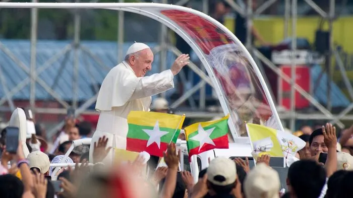 Papst Franziskus hat vor etwa 150.000 Menschen in Myanmar eine große Messe gefeiert. Dabei appellierte er an die Gläubigen in Rangun, auf Gewalt nicht mit Rache zu antworten. "Ich weiß, dass viele in Myanmar sichtbare und unsichtbare Wunden der Gewalt mit sich tragen", sagte das Katholiken-Oberhaupt am Mittwoch.