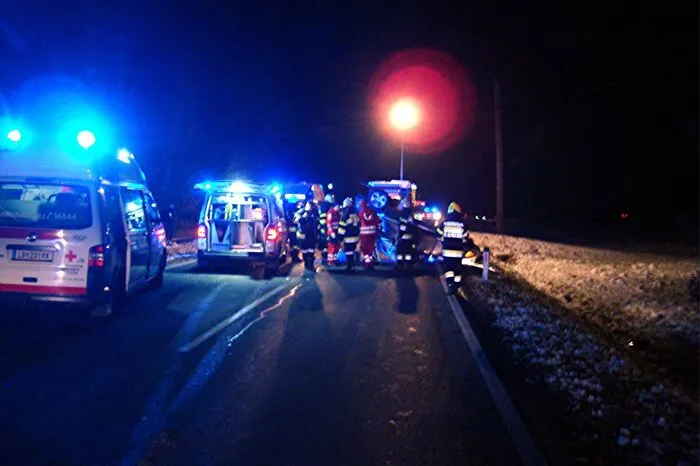 Bei dem Unfall wurden zwei Personen schwer und eine leicht verletzt.  