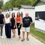 Fünf Lavanttaler Fotograden stehen zwischen weißen Badehütten 