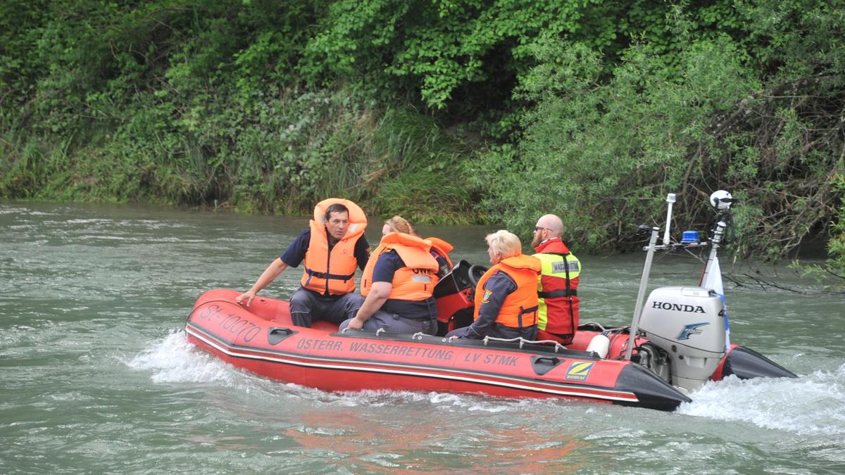 Den Besucherinnen und Besuchern wurde auch die Möglichkeit von Rettungsbootsfahrten auf der Enns geboten