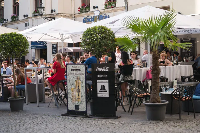 ... im Bermuda-Dreieck vor dem Glöckl-Bräu und ...