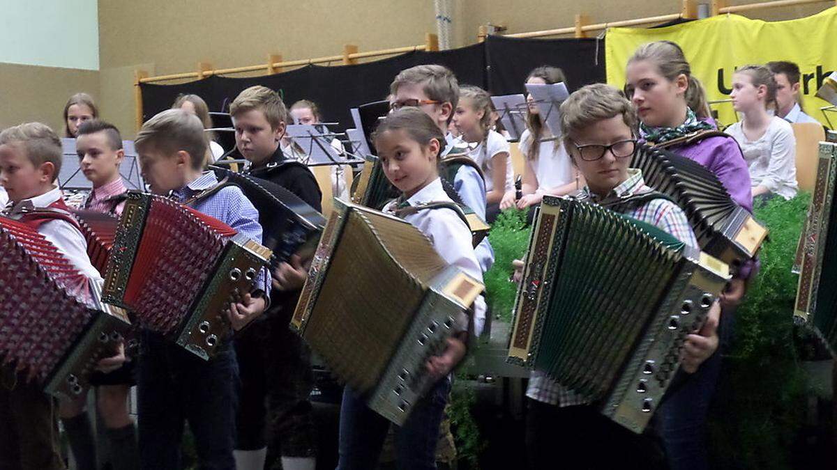 Der Harmonika-Chor der Musikschule Mautern/Liesingtal auf der Bühne