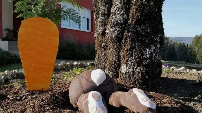 Den Kopf in den Sand bzw. in die Erde steckt dieser Osterhase, den Petra Lauritsch aus dem Rosental fotografierte.
