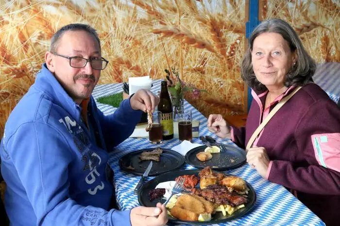 Die regionale Schmankerl-Platte und die Outdoor-Pizza stehen bei den Bestellungen ganz oben. 
