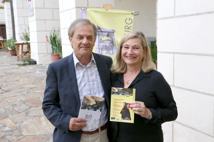 Mit der Beatles-Show „All you need is love“ der Coverband „Dolce Vita“ konnte vom Veranstalter Kulturring Straßburg unter Obfrau Rolanda Honsig-Erlenburg (am Foto mit Ehemann Markus) eine Band aus Stockerau (Niederösterreich) für einen Auftritt in Kärnten verpflichtet werden. 