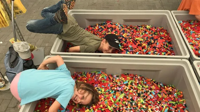 Einmal in Legosteinchen baden - dieser Traum wurde für Paul (8) und Sarah (4) im Legoland Günzburg wahr.Die ganze Reportage lesen Sie hier.