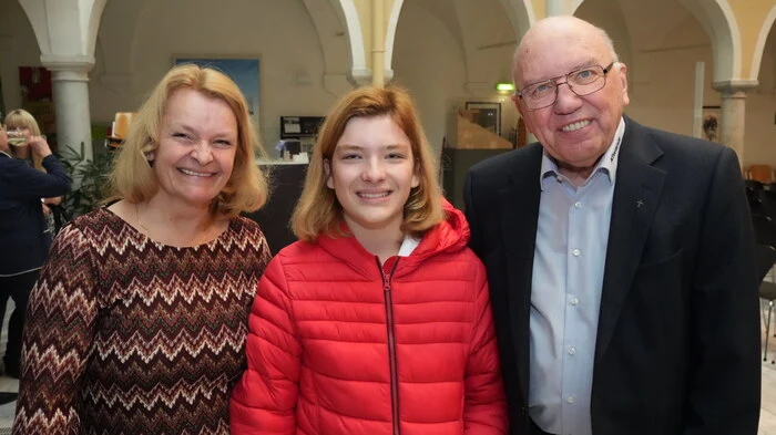 Der ehemalige Stadtpfarrer Helmut Gfrerer wohnt nun in Weißenstein und ist Nachbar des Ausnahmetalentes Elias Keller. Links die Mama von Elias, Karin Keller.