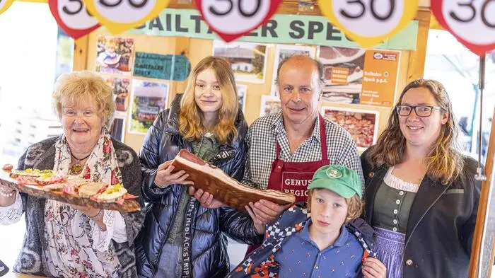Familie Oman zelebrierte das Jubiläumsspeckfest: Gottfriede, Lisa, Peter, Thomas und Viktoria