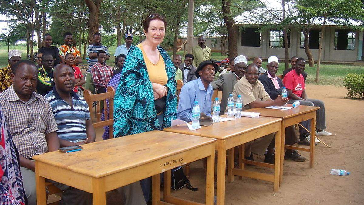 Vereinsobfrau Burghild Gerhold hilft ein einem Dorf in Tansania. 