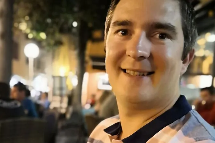 Daniel Kandlhofer, Pöllau: Ich sehe es positiv, dass ich am 29. Februar geboren bin. Immerhin merken sich andere meinen Geburtstag leichter und vergessen das Datum nicht. Heute werde ich 32, aber eigentlich erst 8 Jahre alt. Ich persönlich feiere deshalb auch meinen 8. Geburtstag. Das hält einen jung. Besondere Wünsche habe ich nicht. Manche machen sich auch einen Spaß daraus: Vor acht Jahren habe ich zum 6. Geburtstag eine Schultüte geschenkt bekommen.