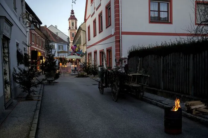 Begleitet von klassischer und weihnachtlicher Volksmusik soll den Besuchern das Gefühl vermittelt werden: "Jetzt ist Weihnachten - so wie es früher war"