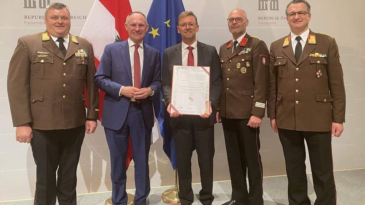 Bereichsfeuerwehrkommandant Johann Maier-Paar, Innenminister Gerhard Karner, Manfred Gussmagg (Rosendahl Nextrom), BI Josef Monschein (FF Pischelsdorf) und Landesfeuerwehrkommandant-Stellvertreter Erwin Grangl