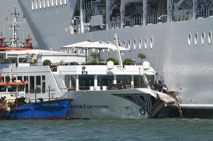 Das riesige Schiff sei - womöglich wegen eines Blackouts - gegen das geparkte Boot "River Countess" an der Anlegestelle San Basilio gestoßen