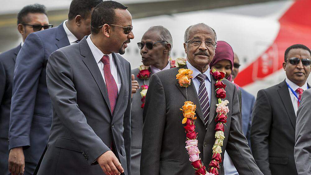 Eritreas Außenminister Osman Sale (Mitte) wurde Ende Juni von Äthiopiens Premierminister Abiy Ahmed am Flughafen in Addis Abeba für erste Verhandlungen empfangen